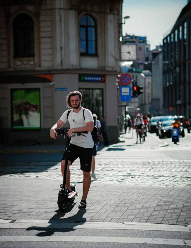 Rijden op een elektrische step in de stad